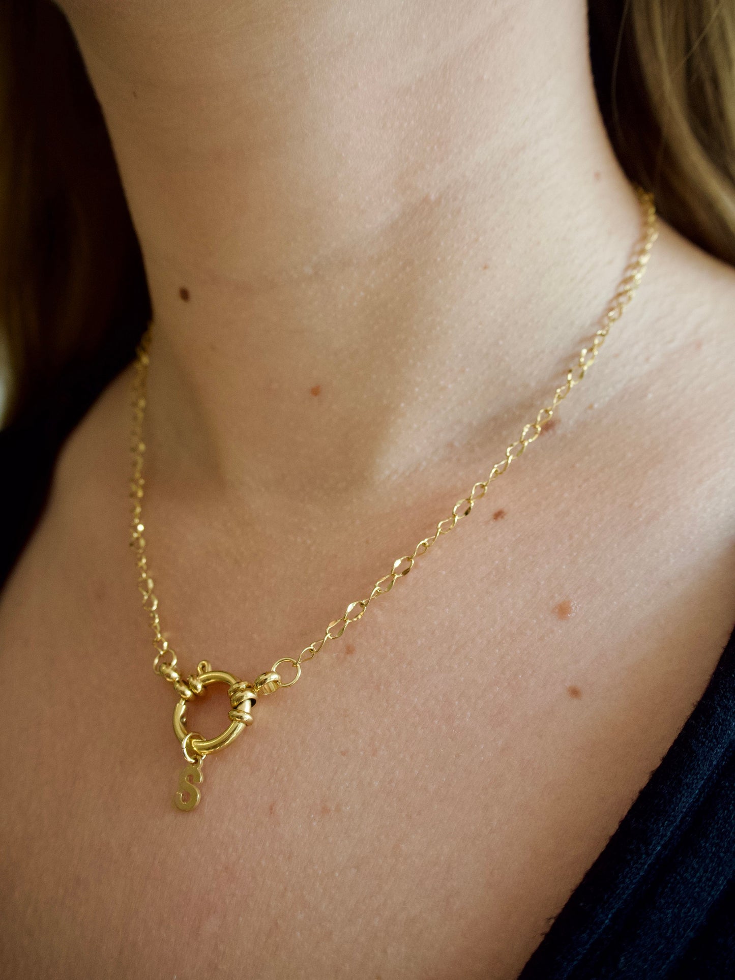 Personalisierbare feine Halskette mit großem Verschluss