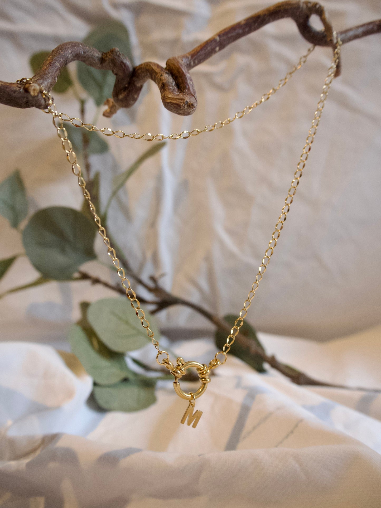 Personalisierbare feine Halskette mit großem Verschluss