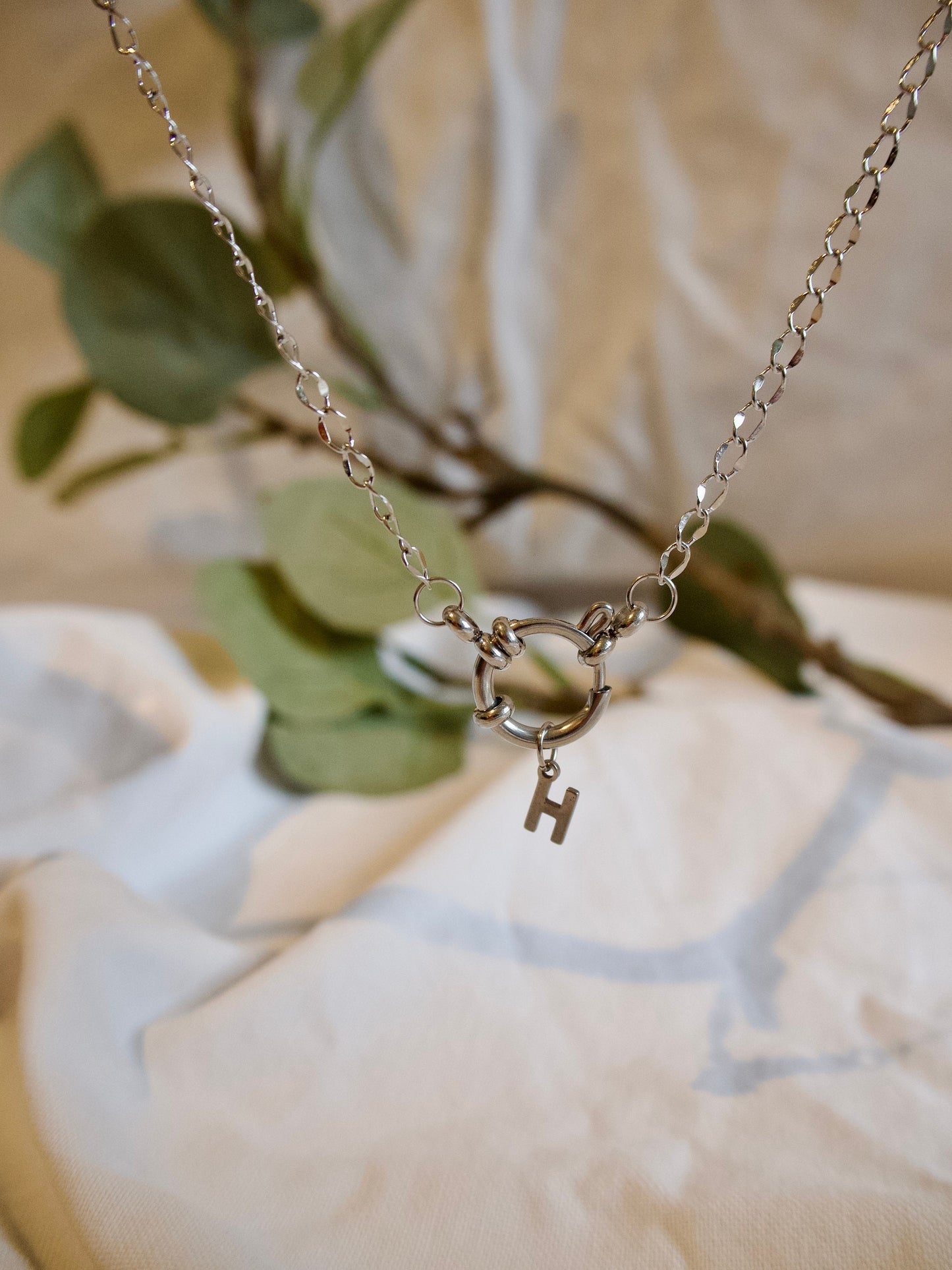 Personalisierbare feine Halskette mit großem Verschluss