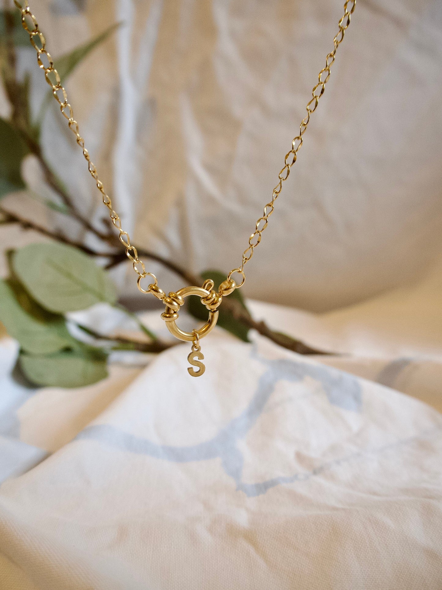 Personalisierbare feine Halskette mit großem Verschluss