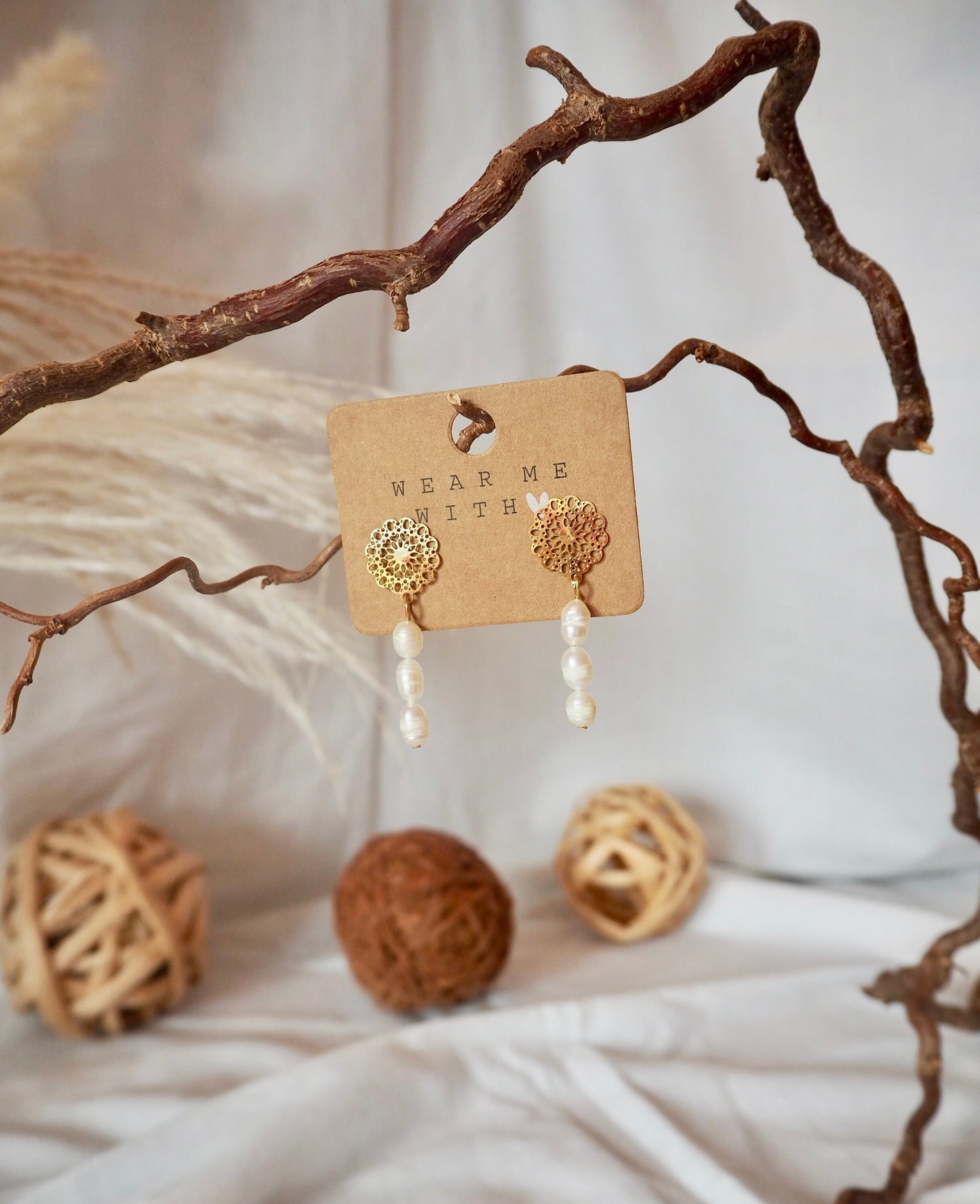 Lebensblume-Ohrstecker mit 3 Süßwasserperlen