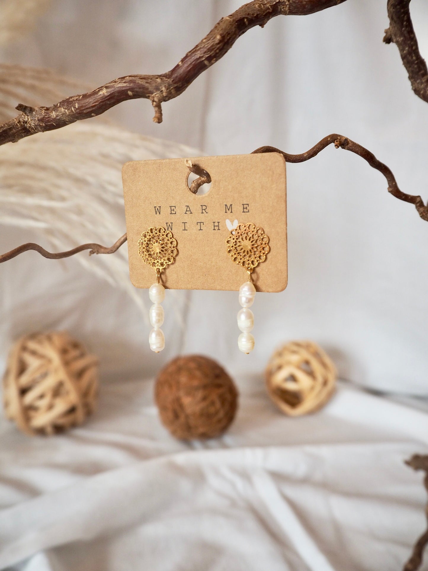 Lebensblume-Ohrstecker mit 3 Süßwasserperlen