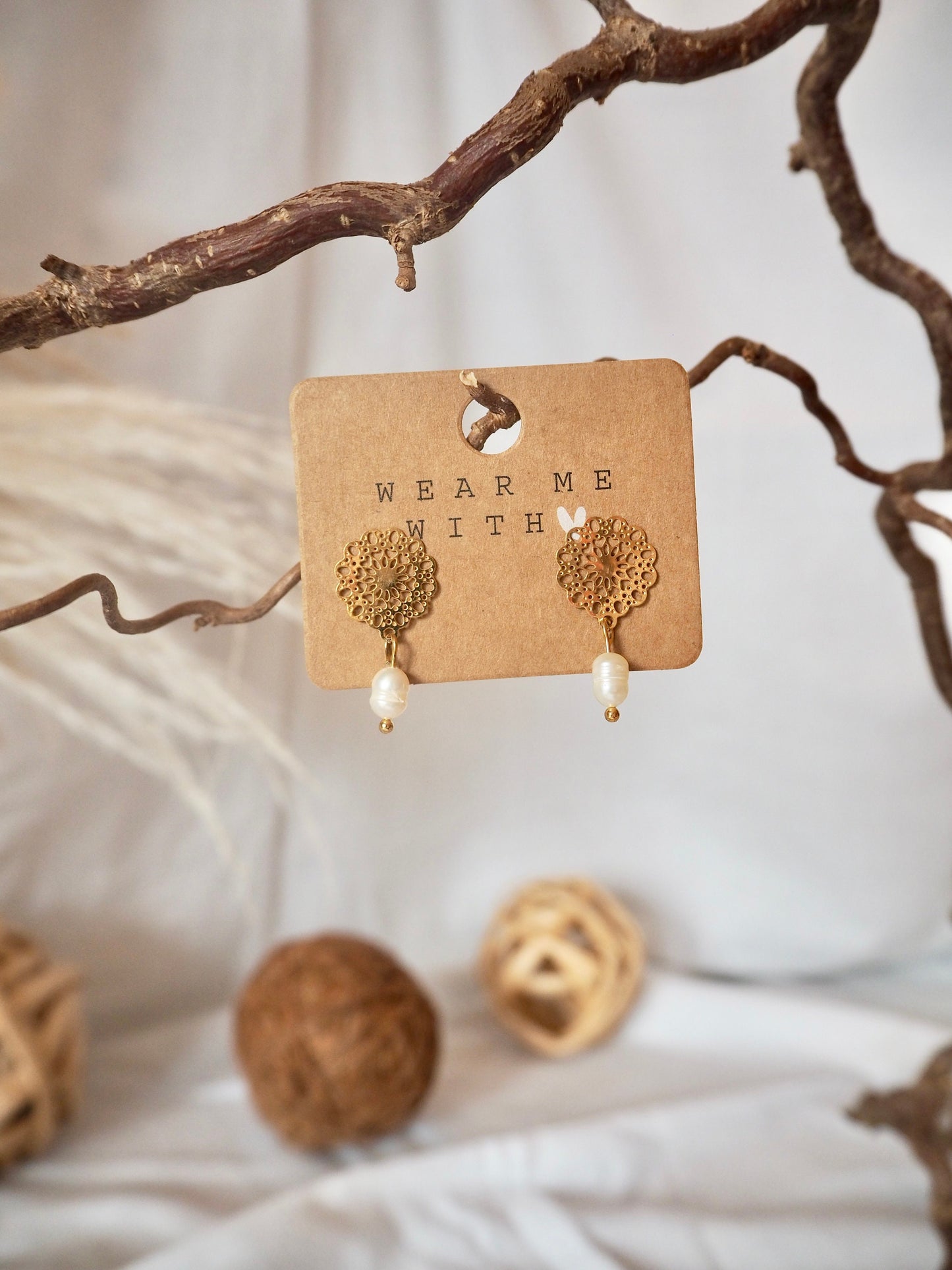 Lebensblume-Ohrstecker mit Süßwasserperle