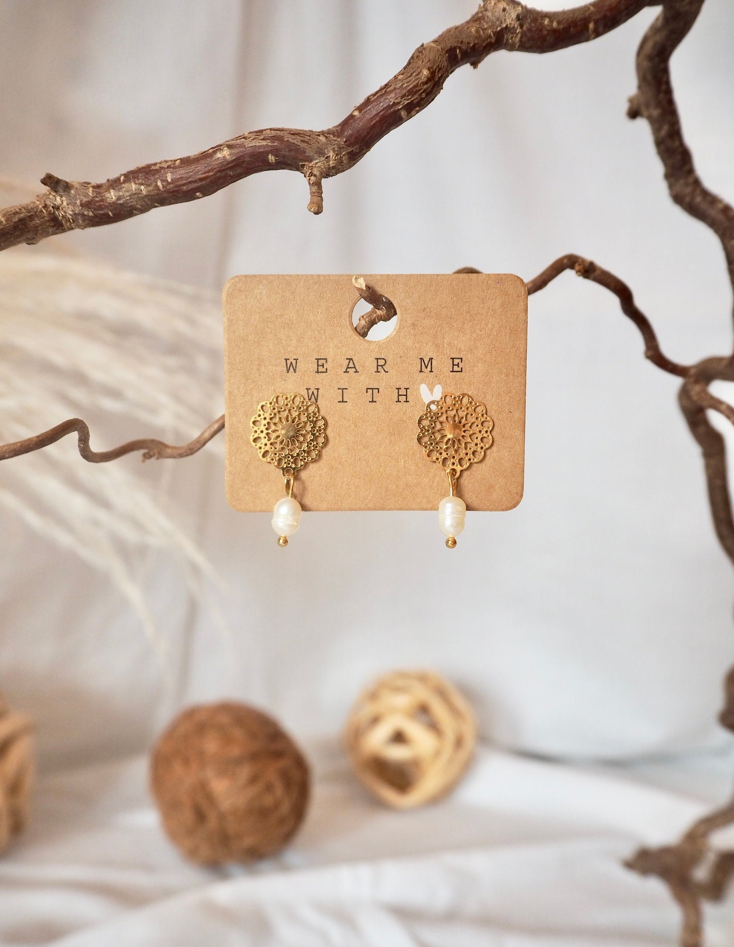 Lebensblume-Ohrstecker mit Süßwasserperle