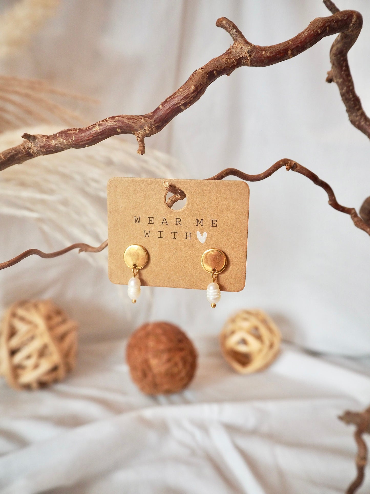 Runde Ohrstecker mit Süßwasserperle