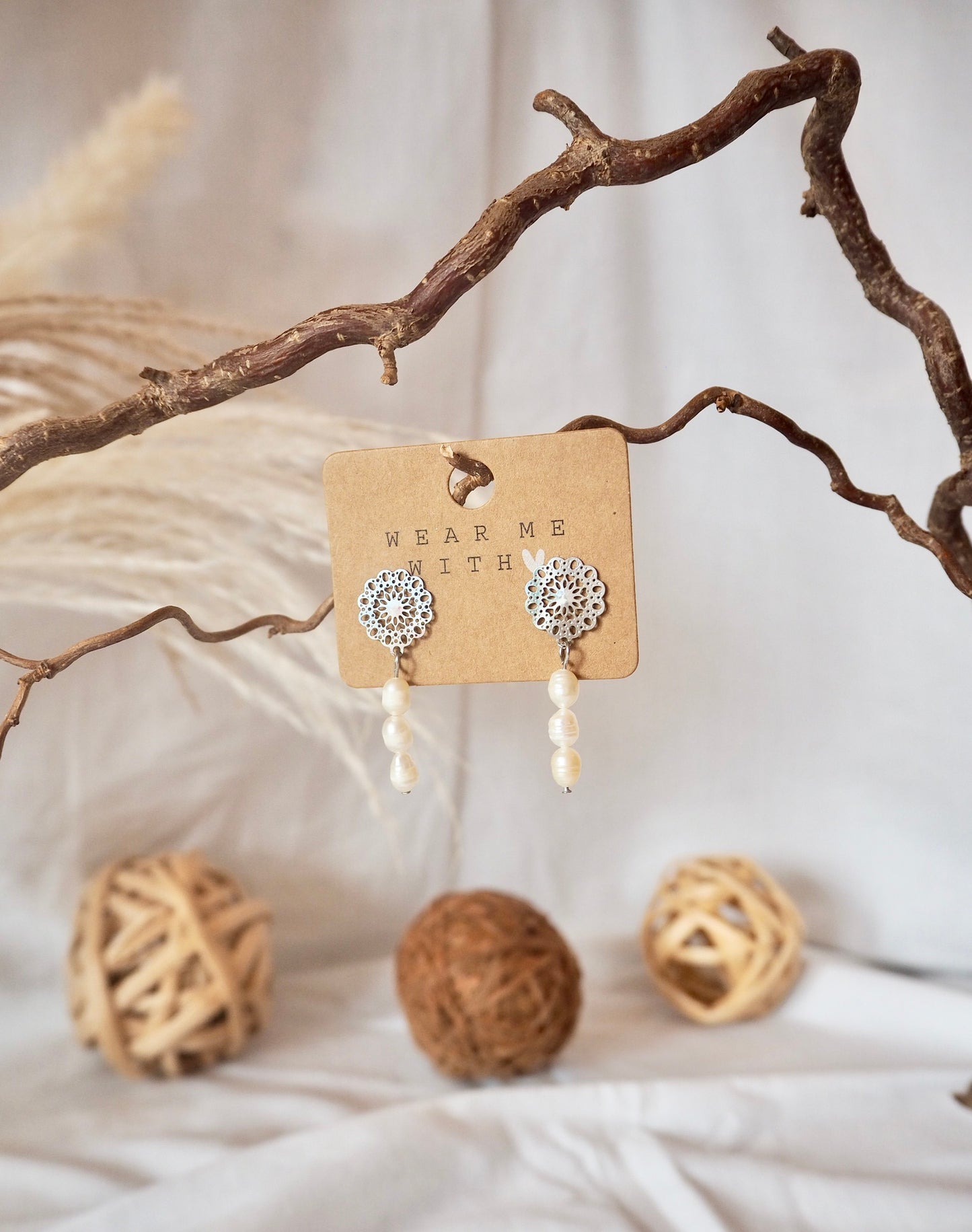 Lebensblume-Ohrstecker mit 3 Süßwasserperlen