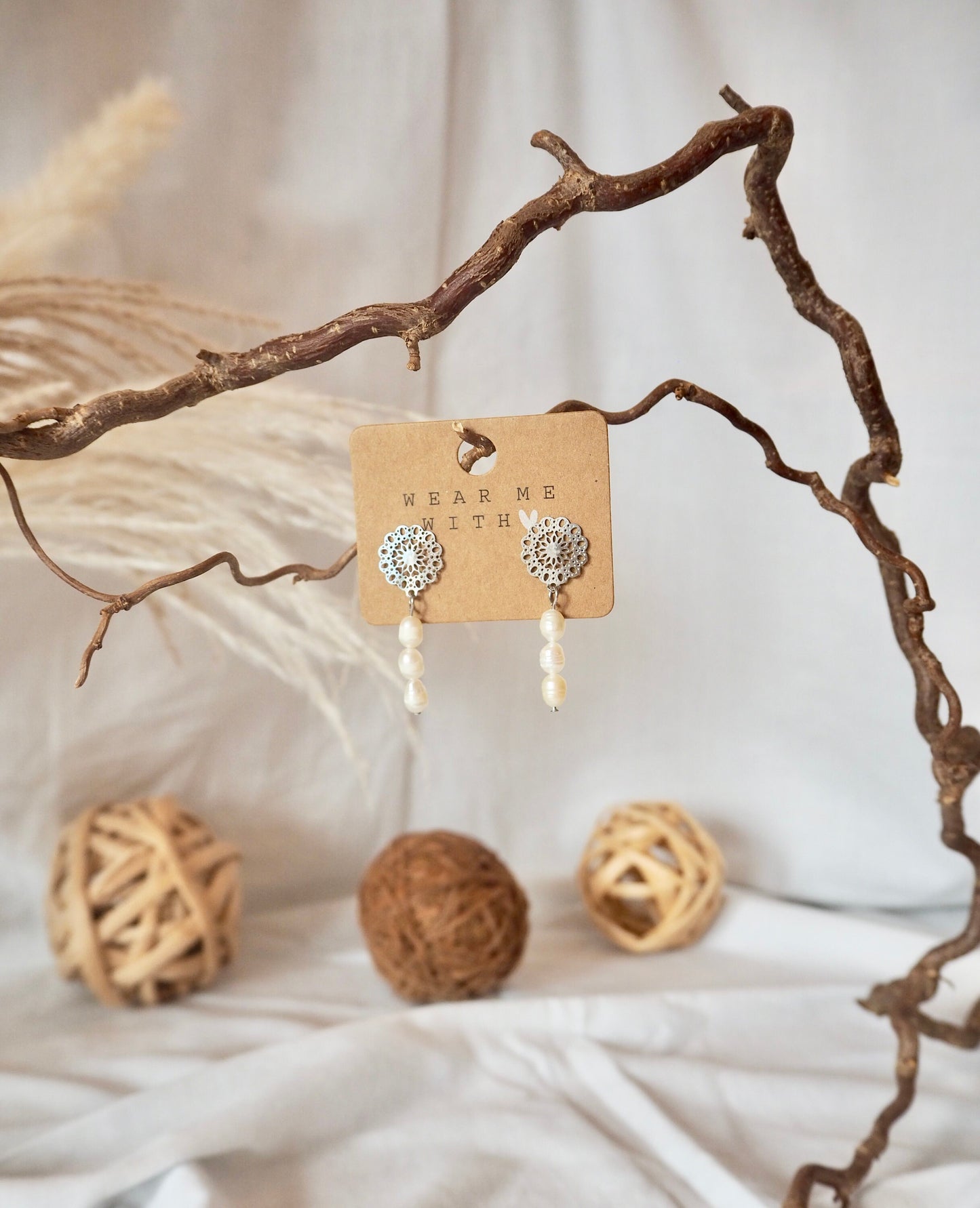 Lebensblume-Ohrstecker mit 3 Süßwasserperlen