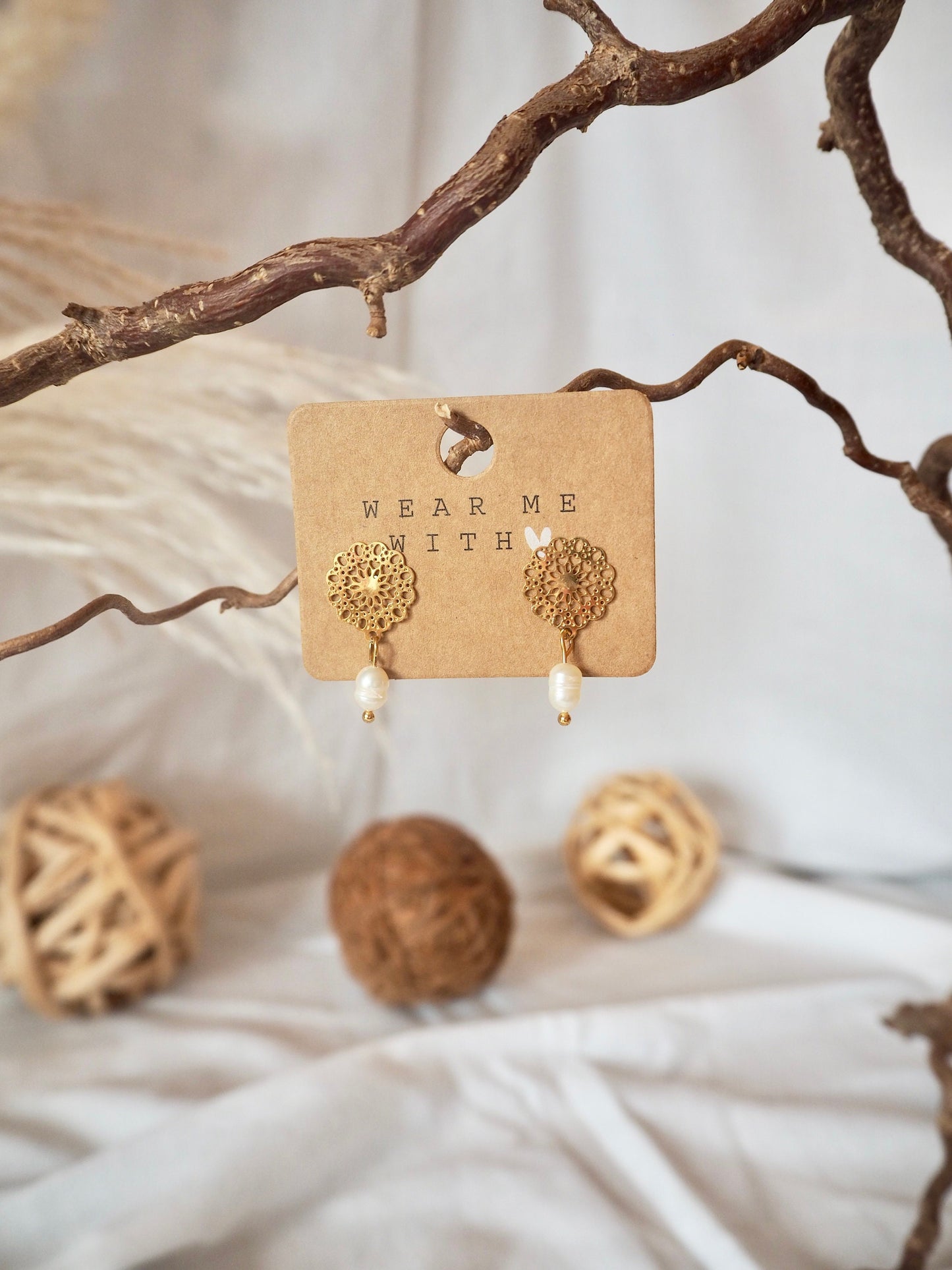 Lebensblume-Ohrstecker mit Süßwasserperle