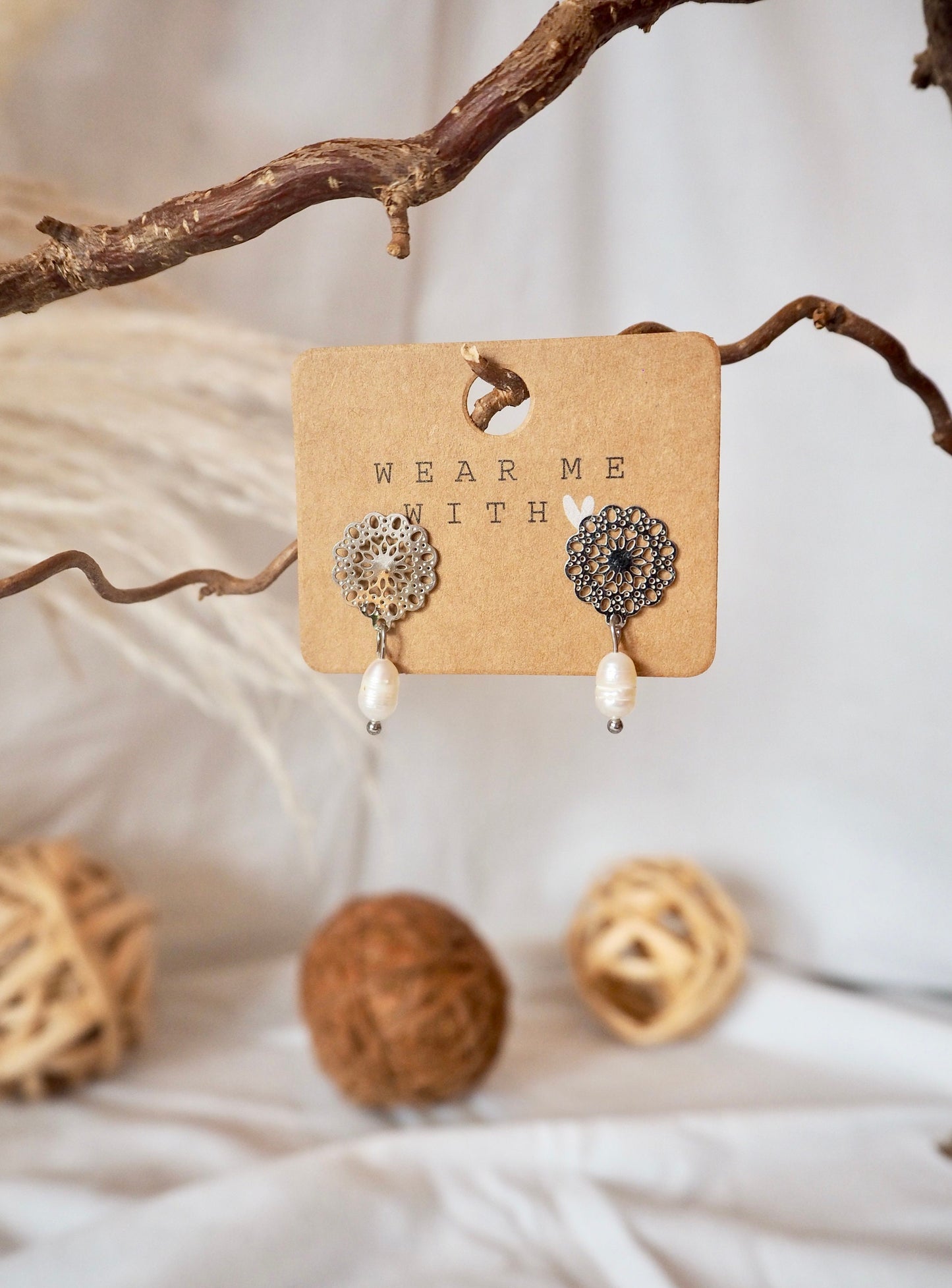 Lebensblume-Ohrstecker mit Süßwasserperle