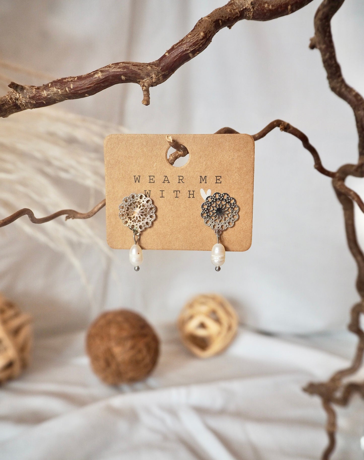 Lebensblume-Ohrstecker mit Süßwasserperle