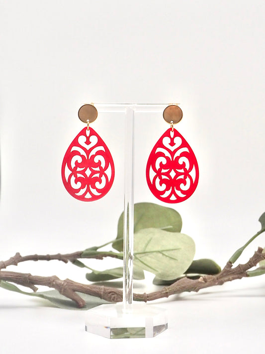Ohrringe mit rotem Resin-Ornament in rot