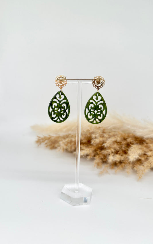 Einzigartige Statement Ohrringe mit Resin-Ornament Tropfen in olivgrün