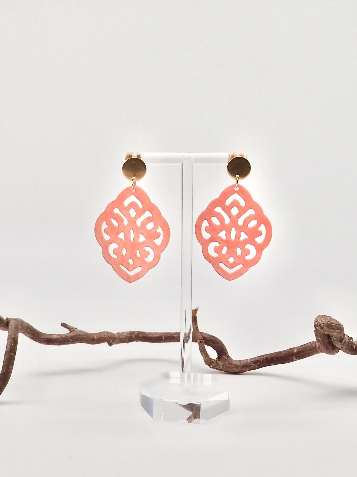 Ohrringe mit Resin-Ornament Raute in koralle