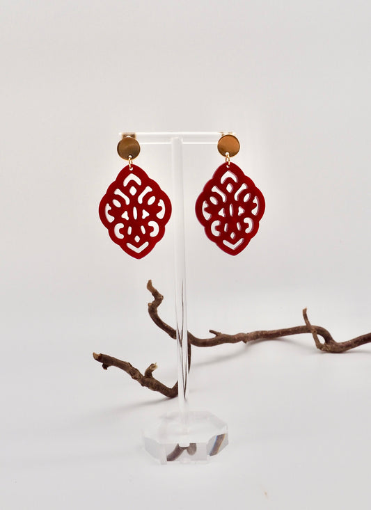 Runde Ohrstecker mit Resin-Ornament Raute in dunkelrot