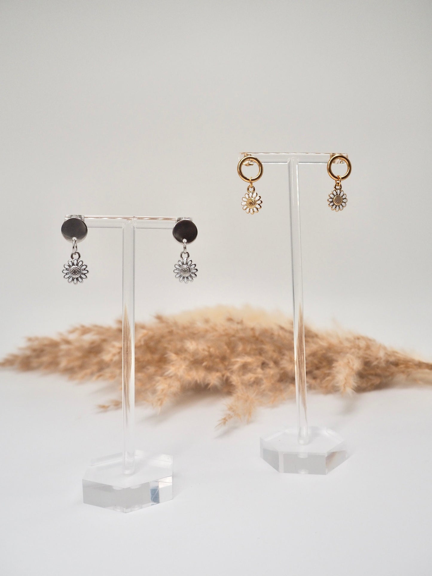 Ohrstecker mit Blümchen-Anhänger