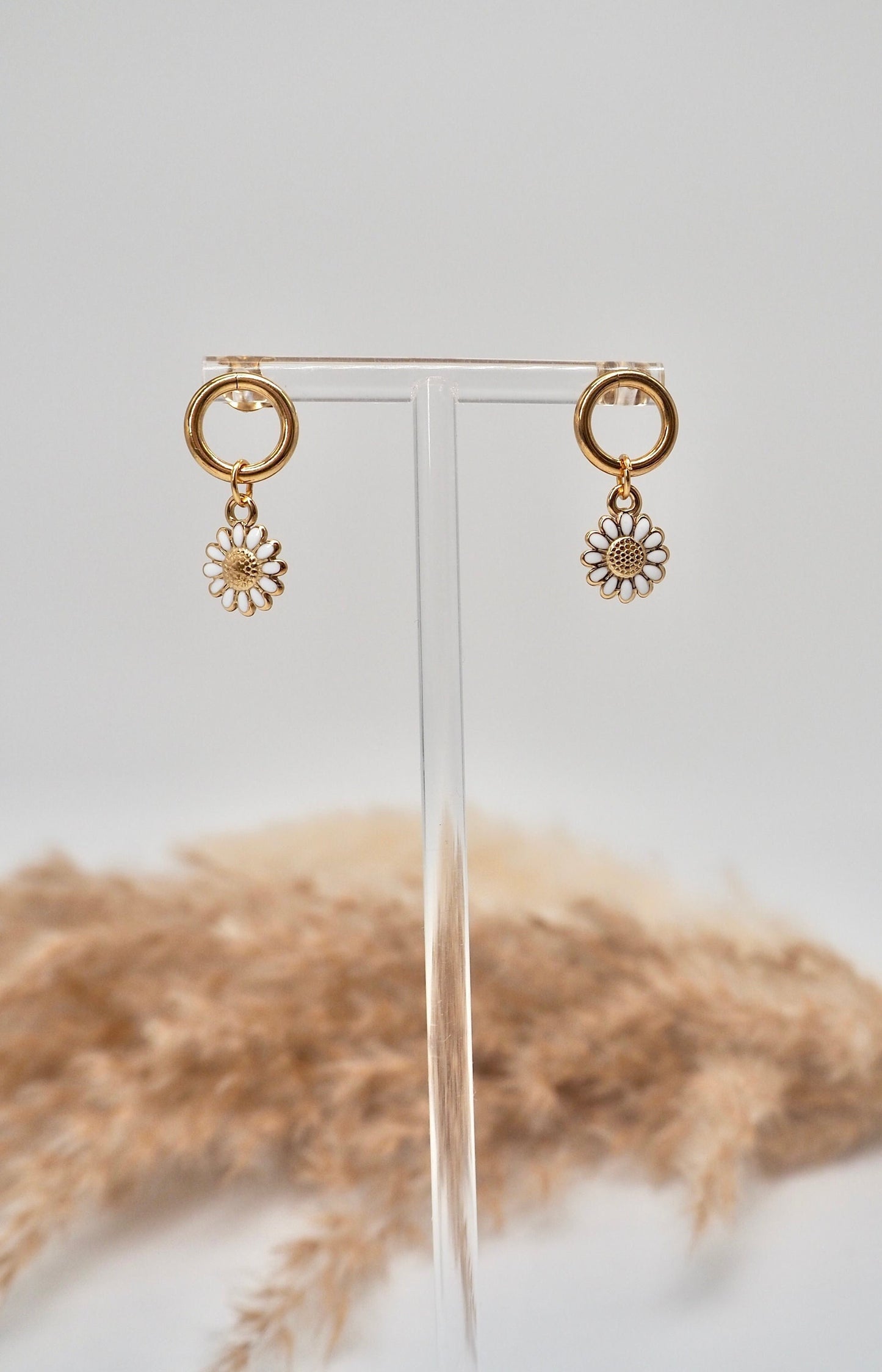 Ohrstecker mit Blümchen-Anhänger