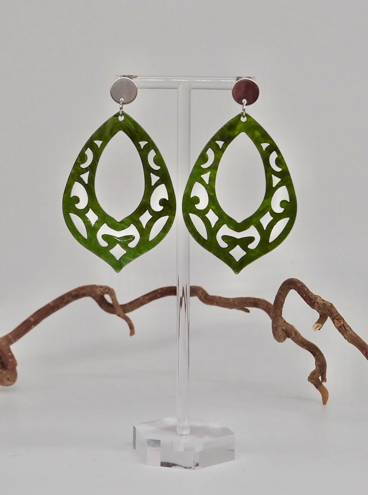 Ohrringe mit Resin-Ornament in olivgrün