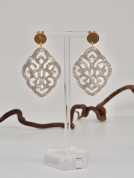 Einzigartige Statement Ohrringe mit Resin-Ornament in grau