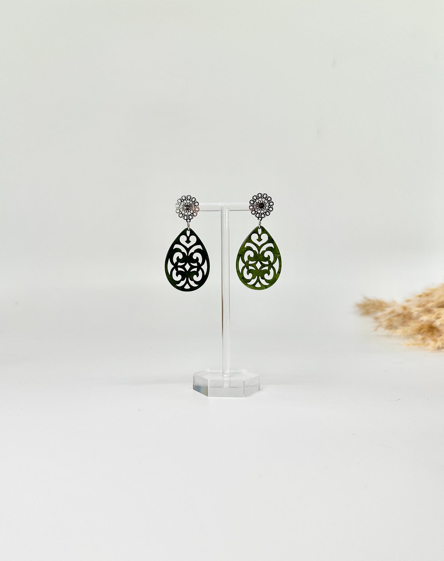 Einzigartige Statement Ohrringe mit Resin-Ornament Tropfen in olivgrün