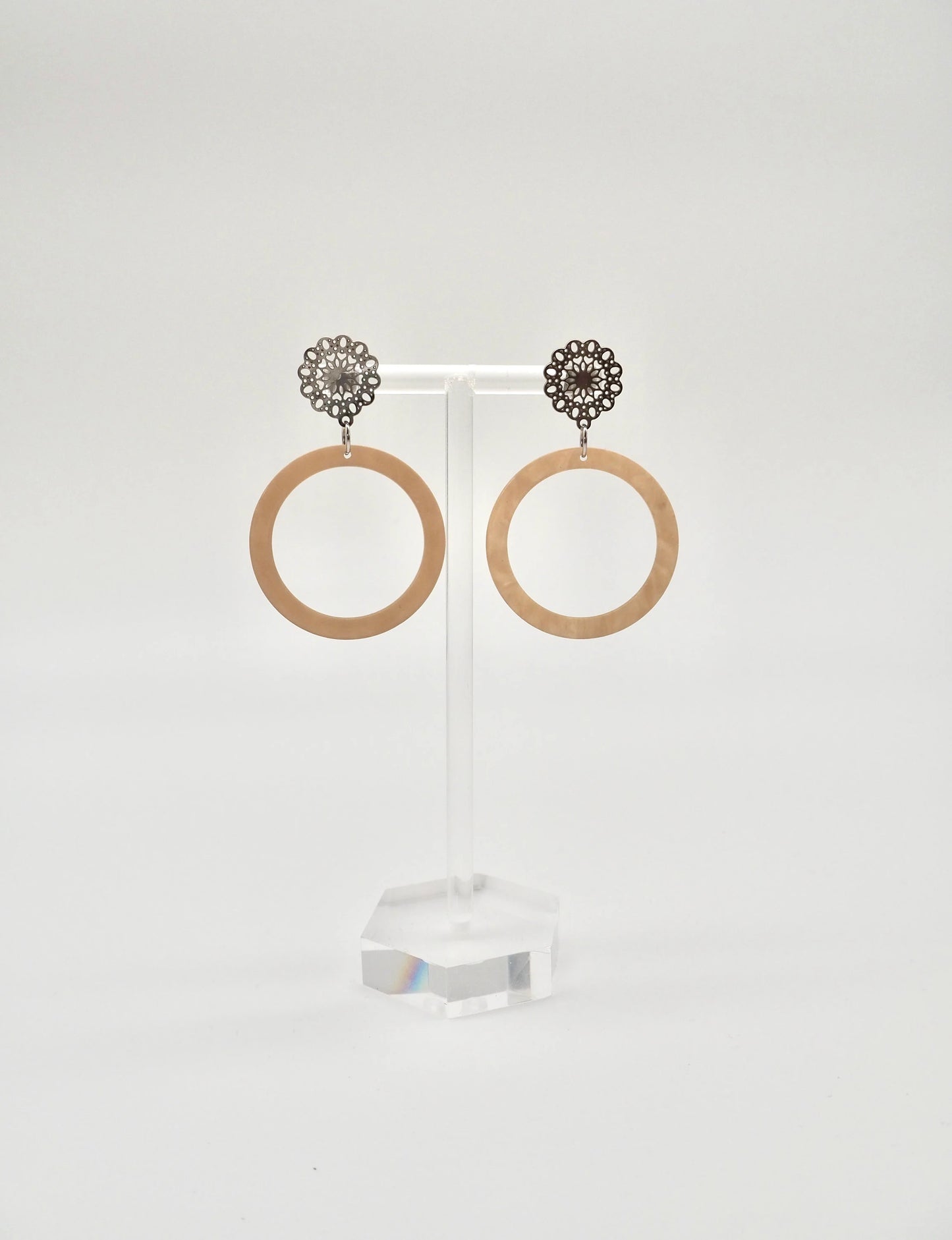 Ohrringe mit Resin-Ornament in beige kreisförmig