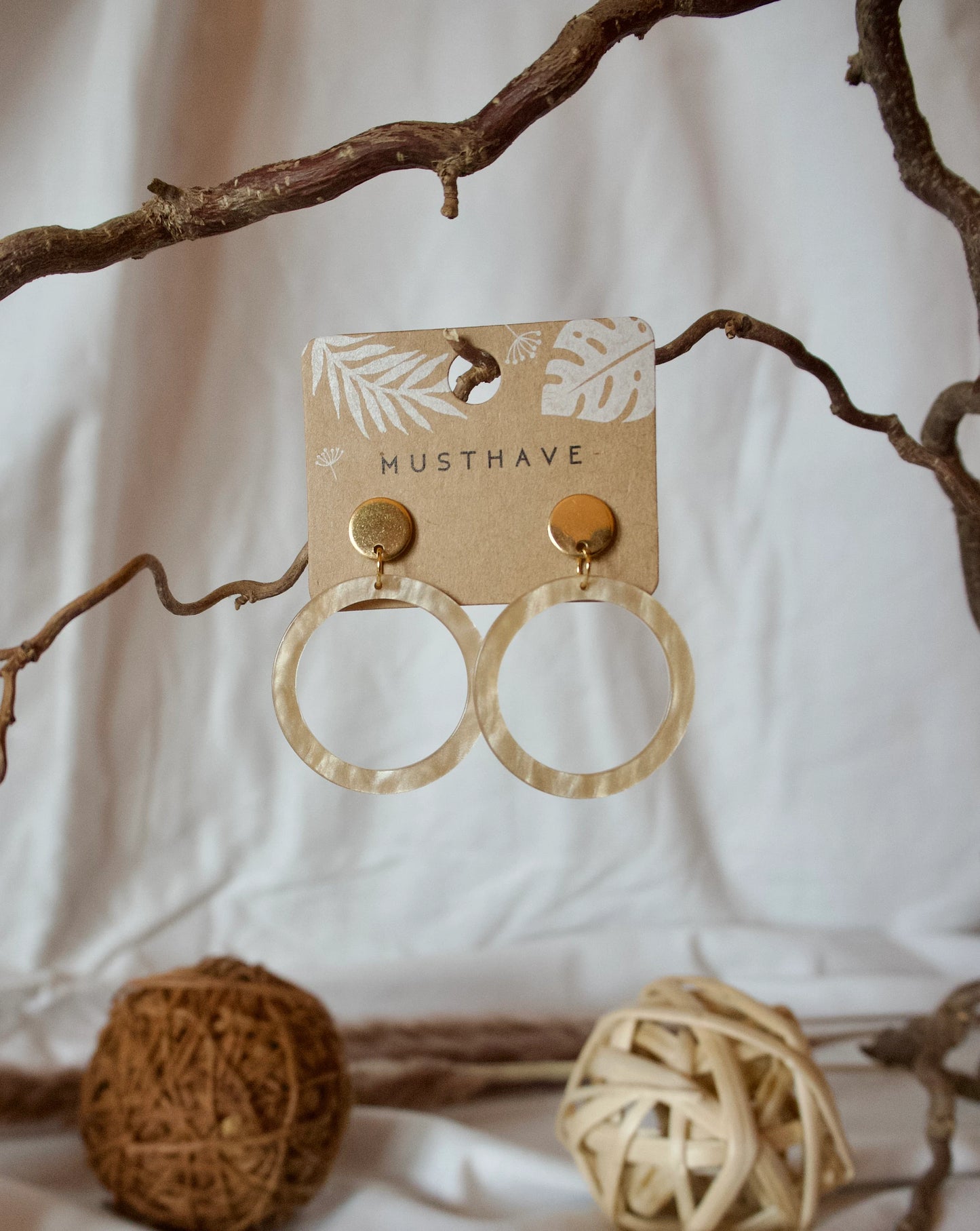 Ohrringe mit Resin-Ornament in beige kreisförmig