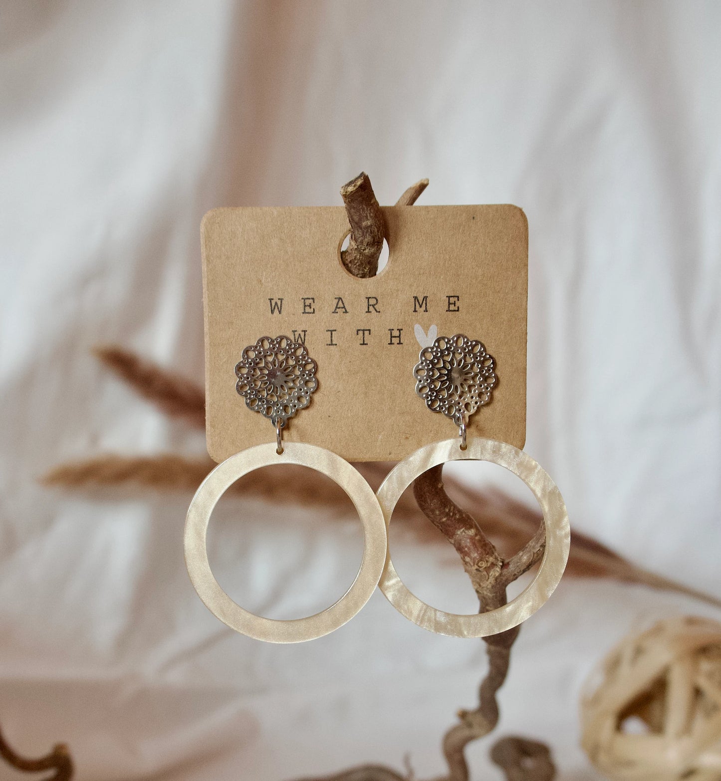 Ohrringe mit Resin-Ornament in beige kreisförmig