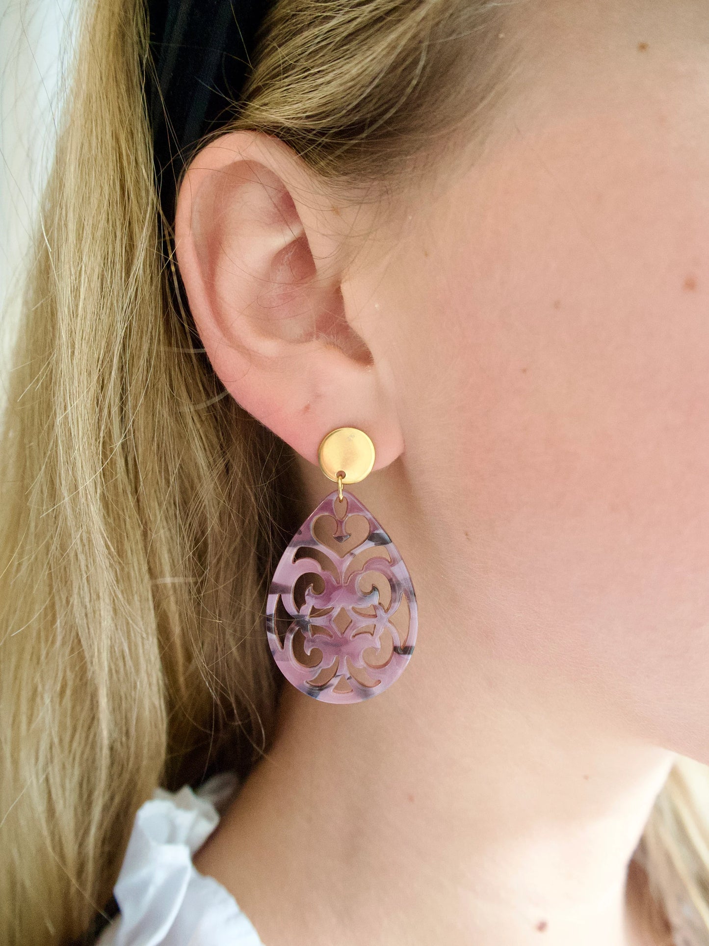 Ohrringe mit Resin-Ornament Tropfen in lila