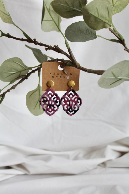 Ohrringe mit Resin-Ornament Raute in lila