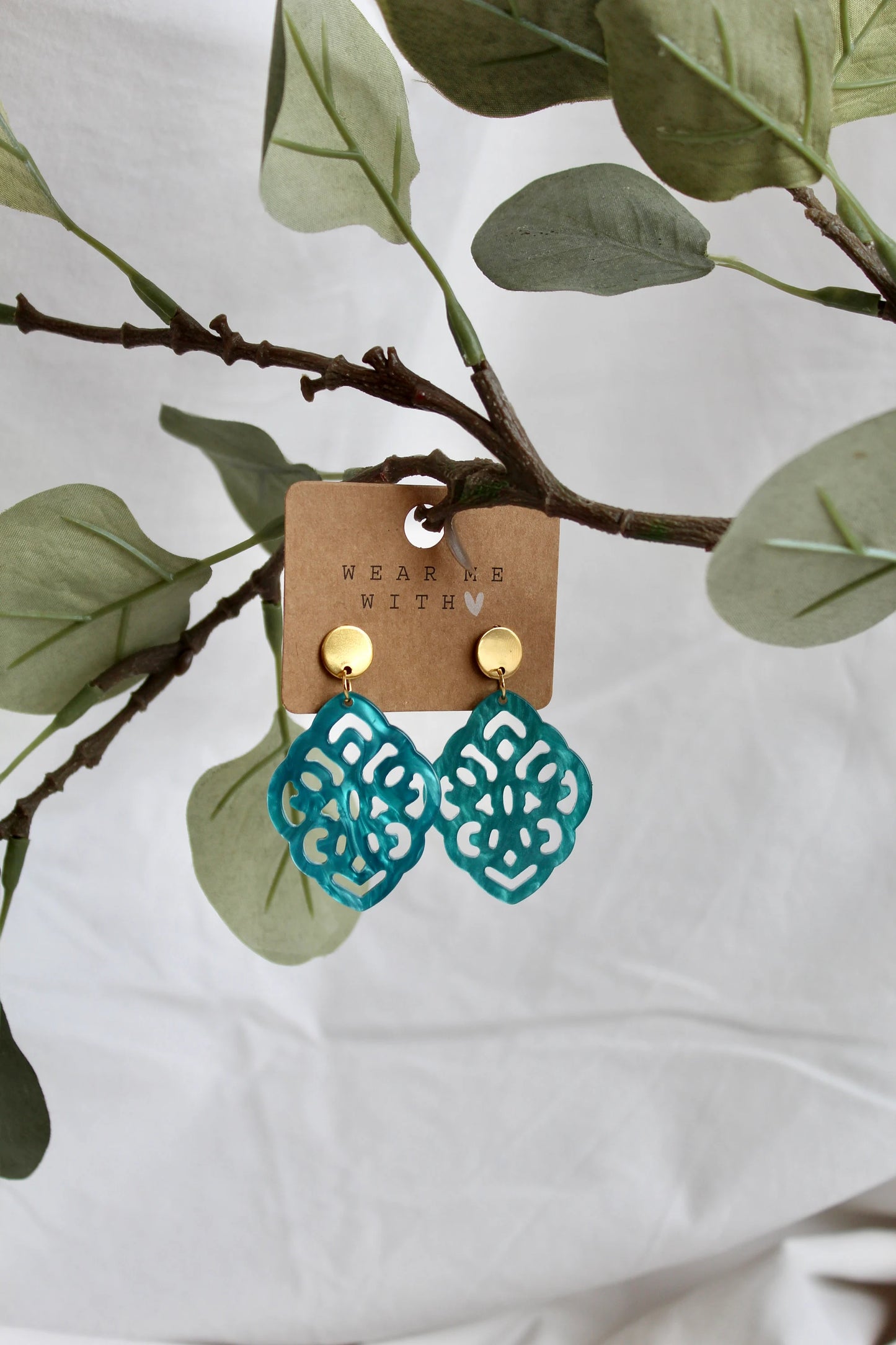 Ohrringe mit Resin-Ornament Raute türkis