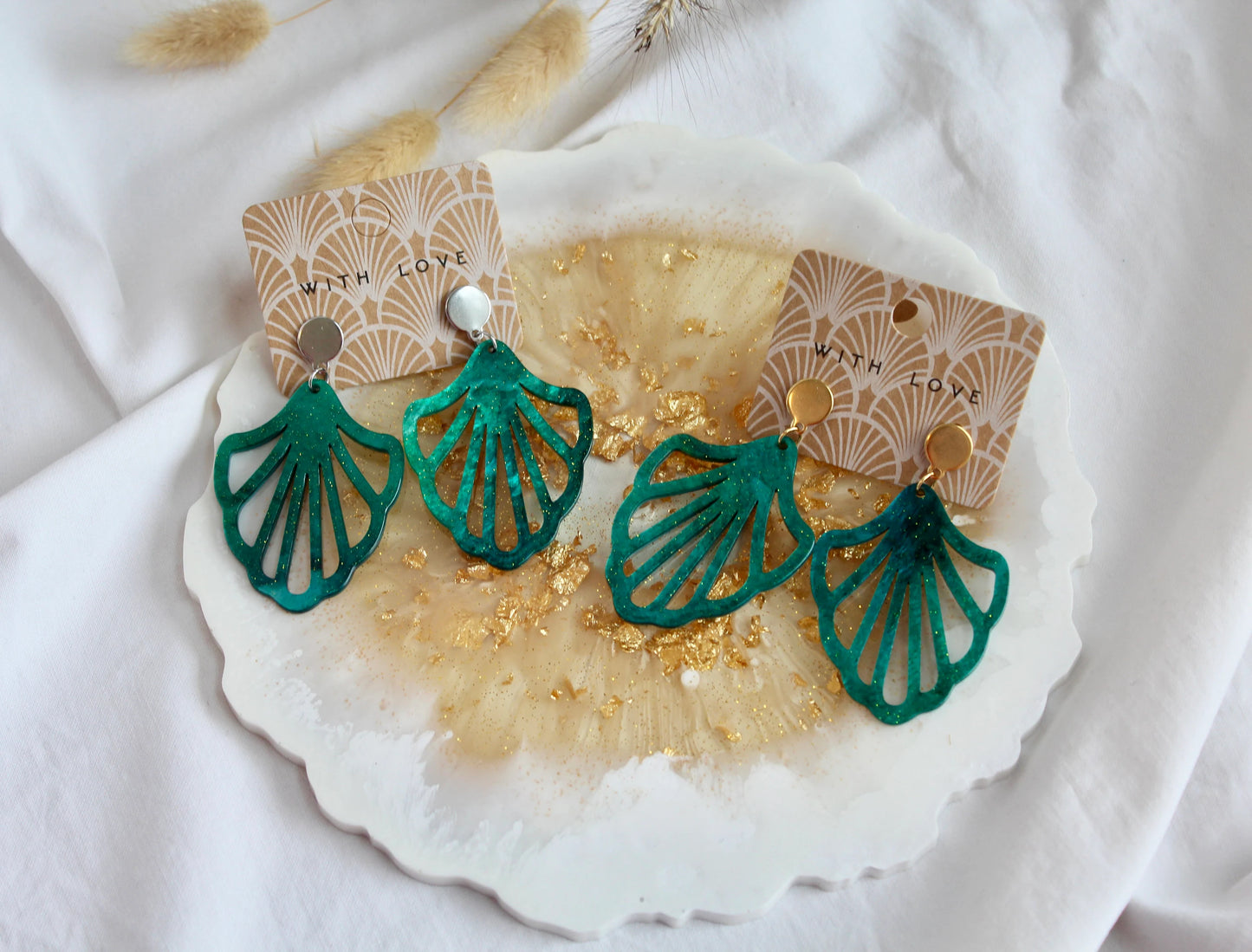 Earrings with resin ornament in petrol