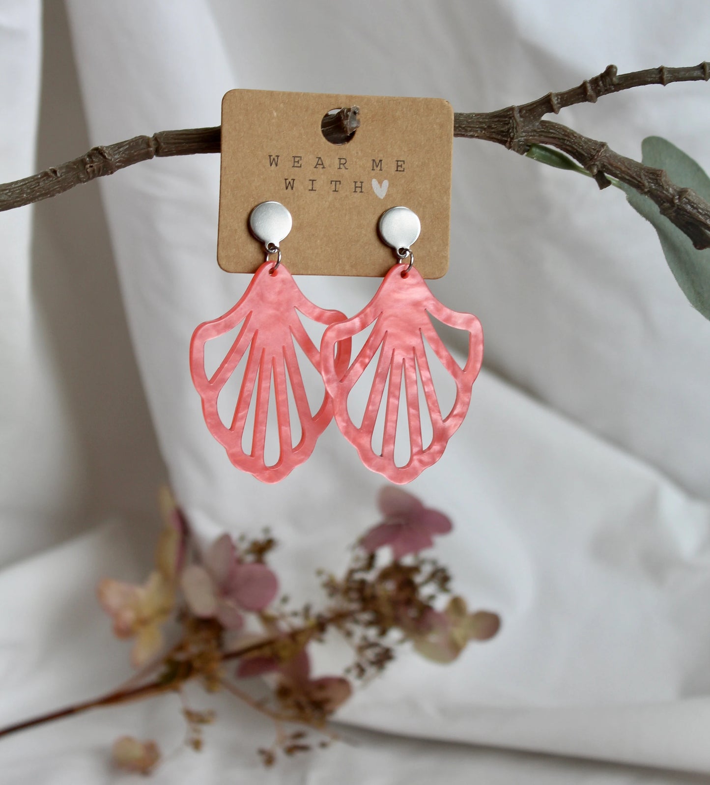 Earrings with resin ornament in pink