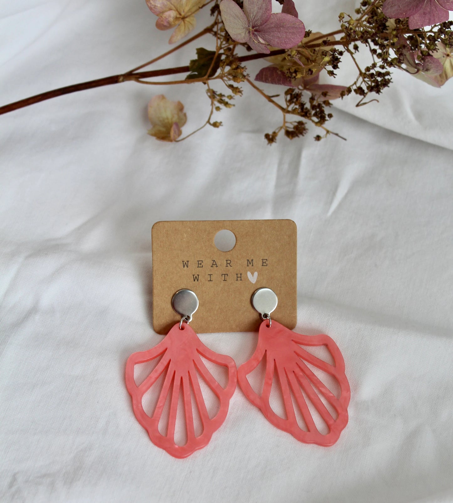 Earrings with resin ornament in pink