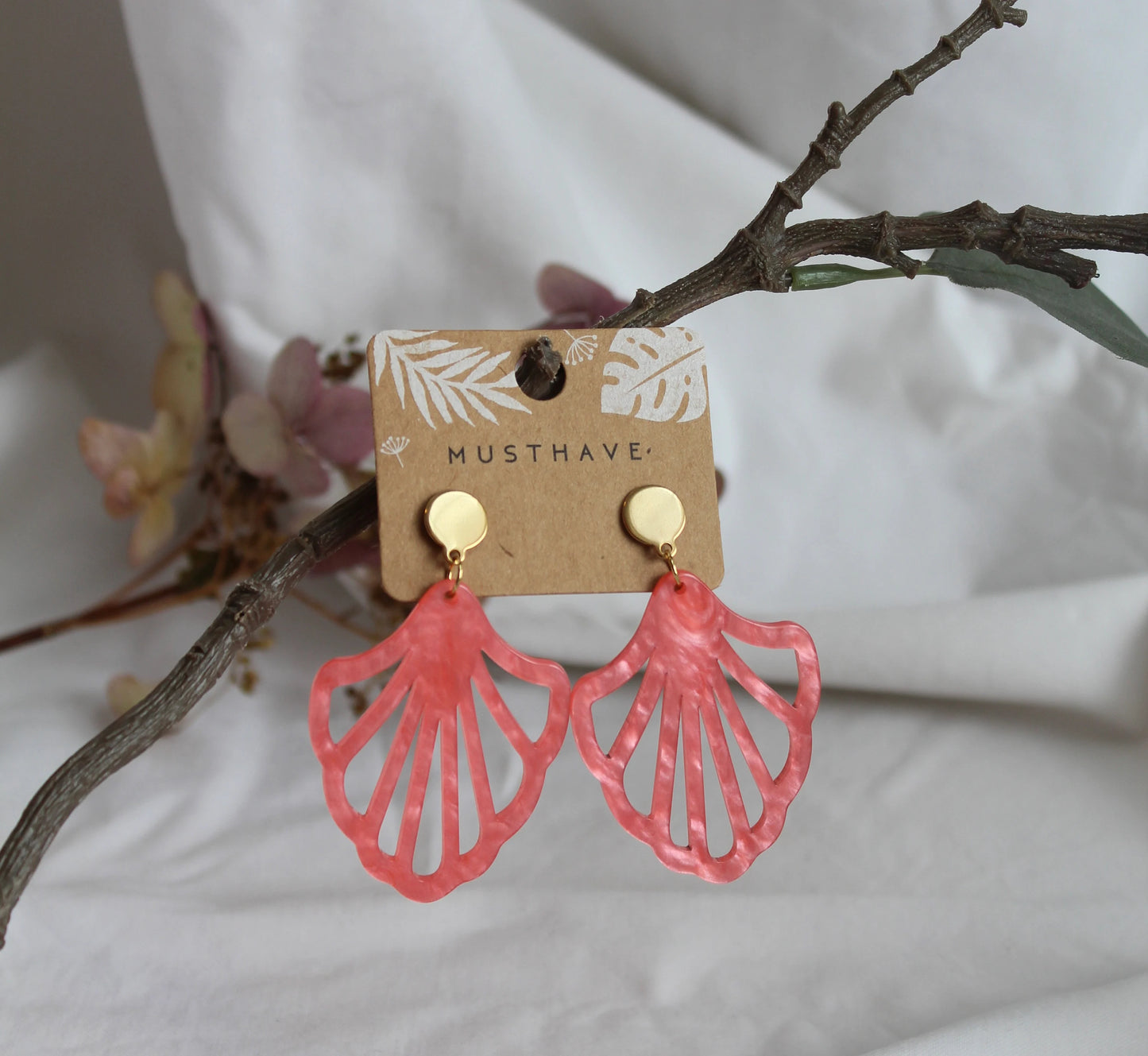 Earrings with resin ornament in pink