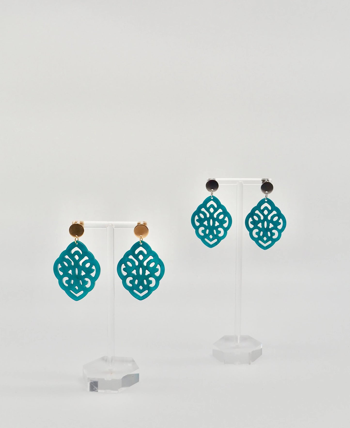 Ohrringe mit Resin-Ornament Raute türkis