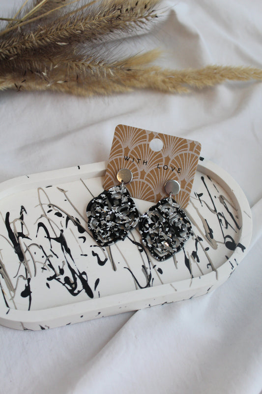 Ohrringe mit Resin-Ornament Raute in schwarz/silber