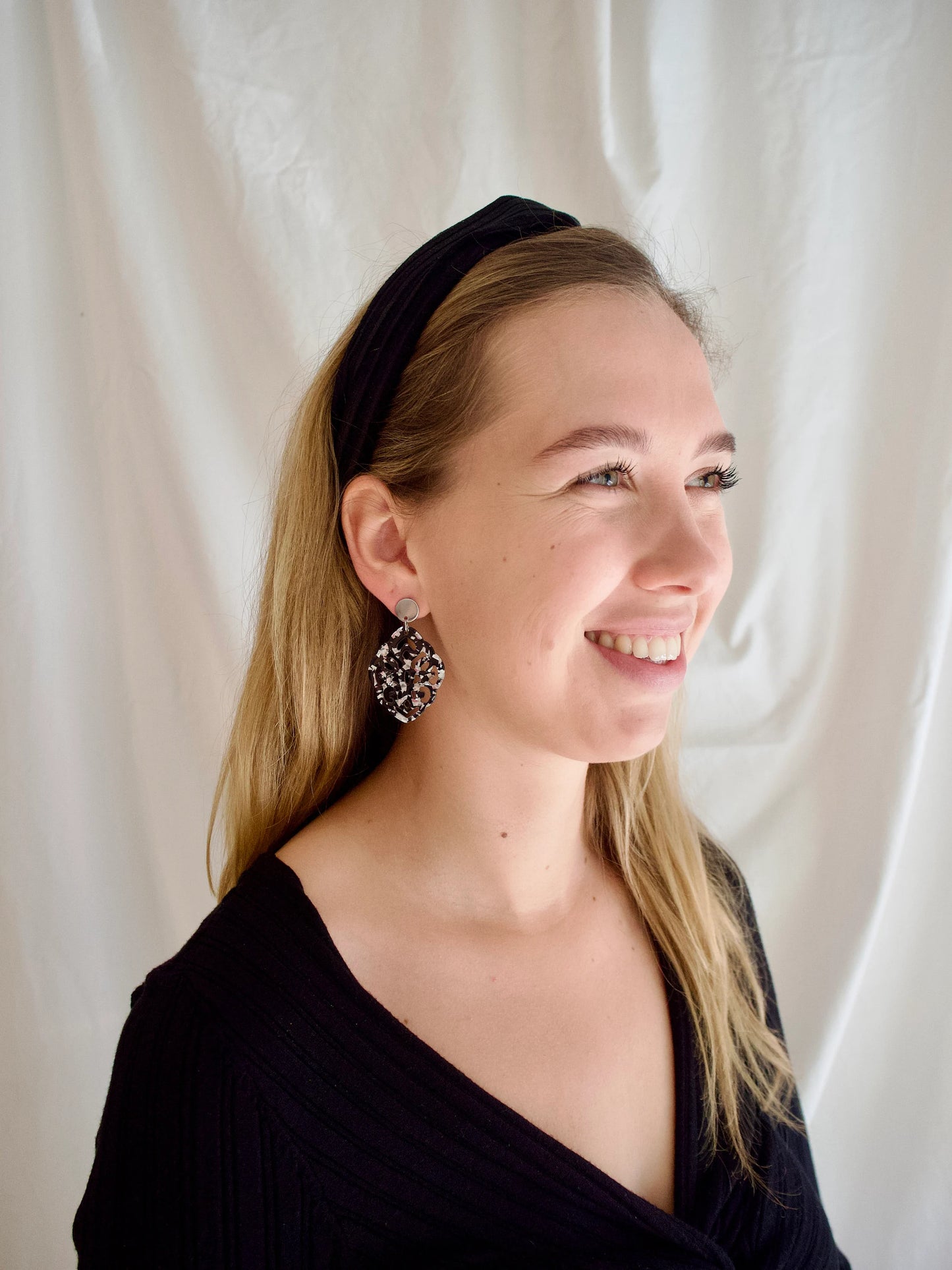 Ohrringe mit Resin-Ornament Raute in schwarz/silber