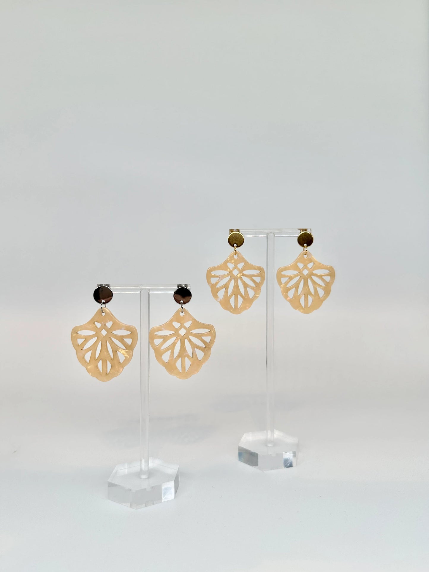 Ohrringe mit Resin-Ornament in verschiedene Farben