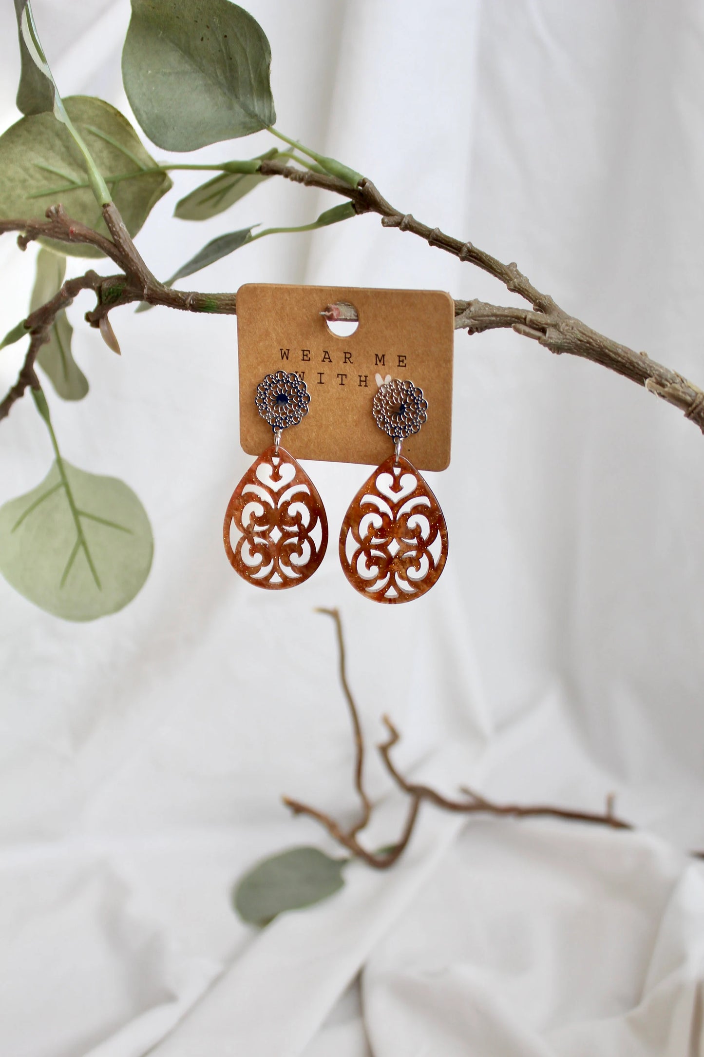 Ohrringe mit Resin-Ornament Tropfen in braun