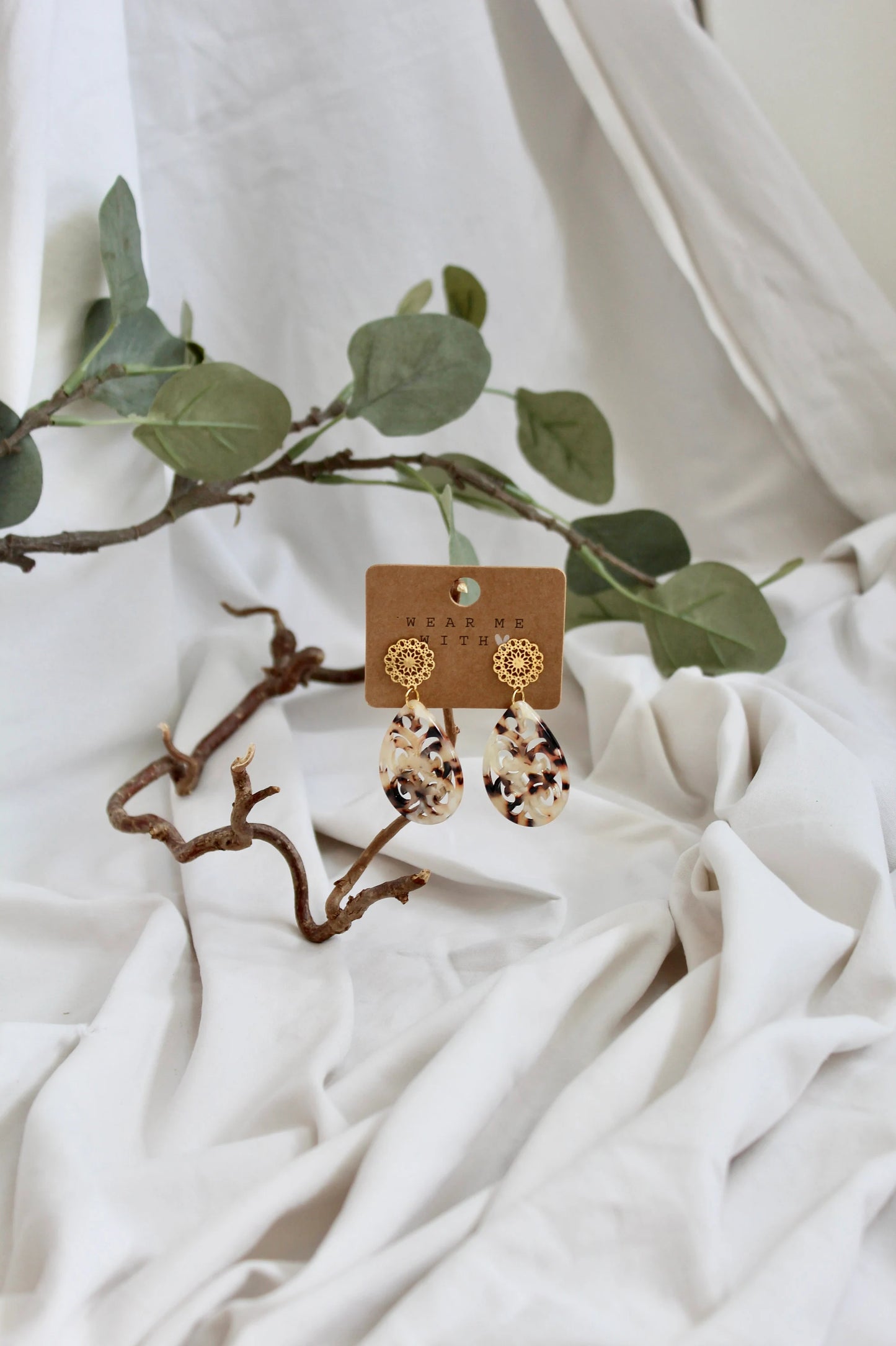 Ohrringe mit Resin-Ornament Tropfen in braun-beige gemustert