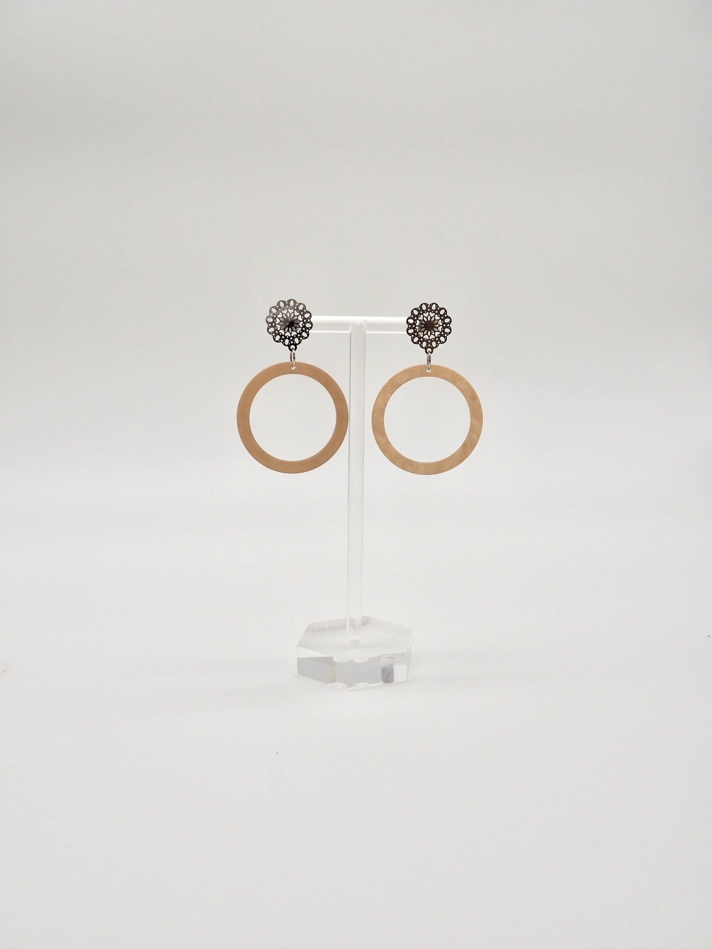 Ohrringe mit Resin-Ornament in beige kreisförmig