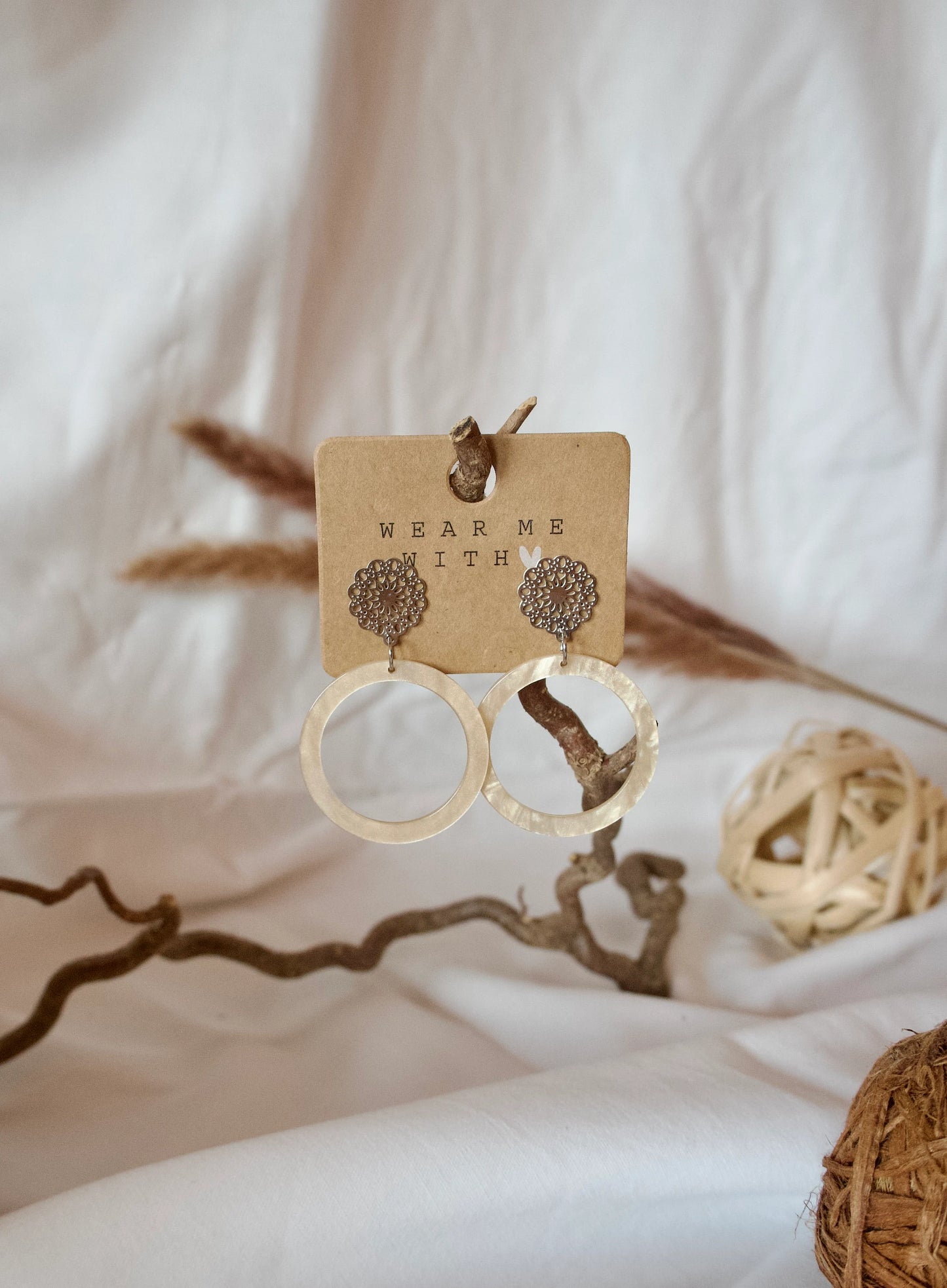 Ohrringe mit Resin-Ornament in beige kreisförmig