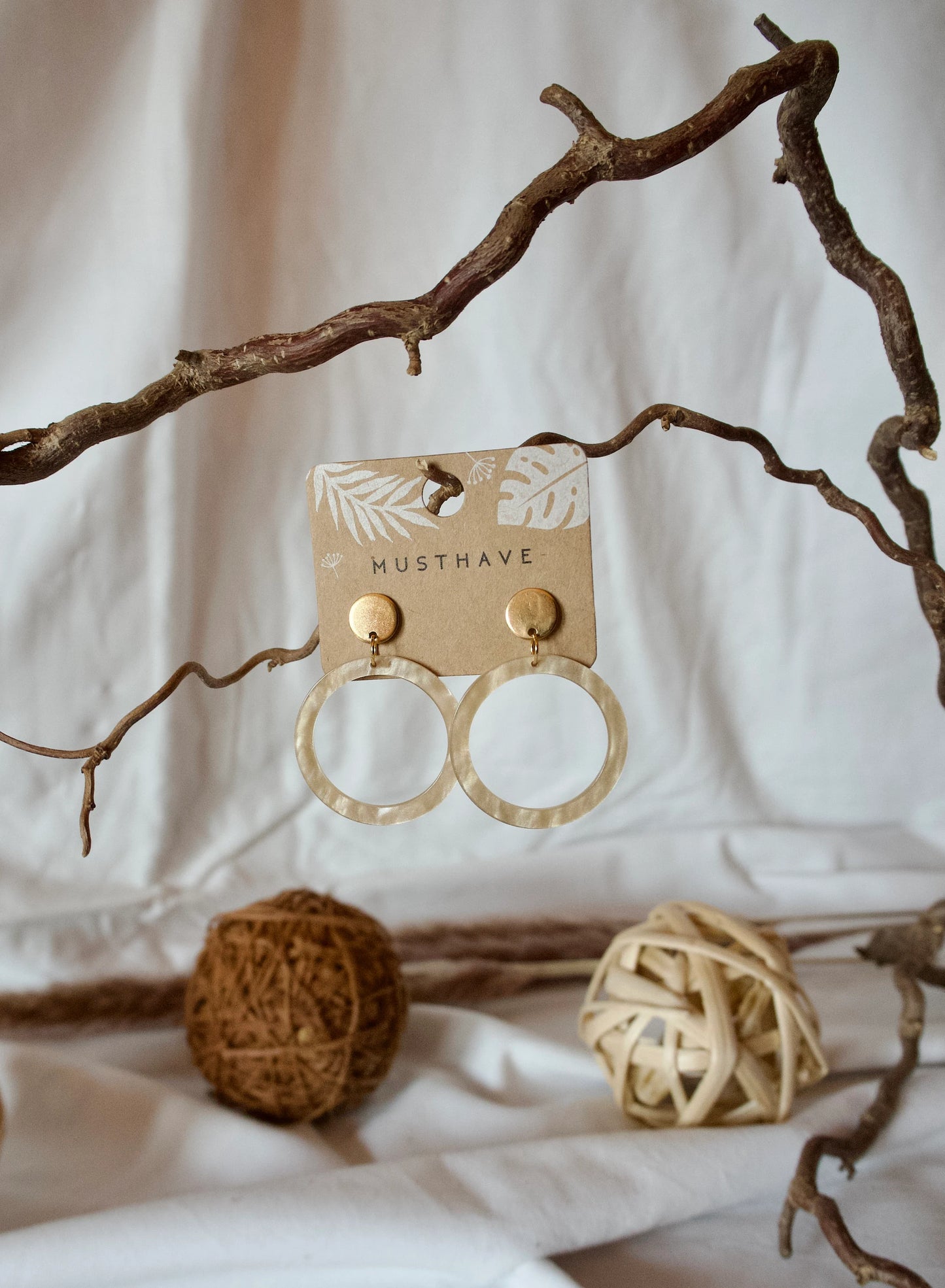 Ohrringe mit Resin-Ornament in beige kreisförmig