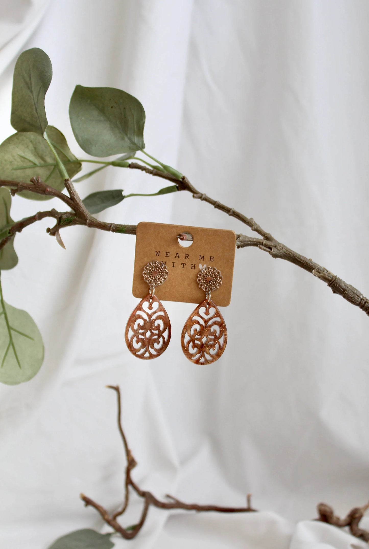 Ohrringe mit Resin-Ornament Tropfen in braun