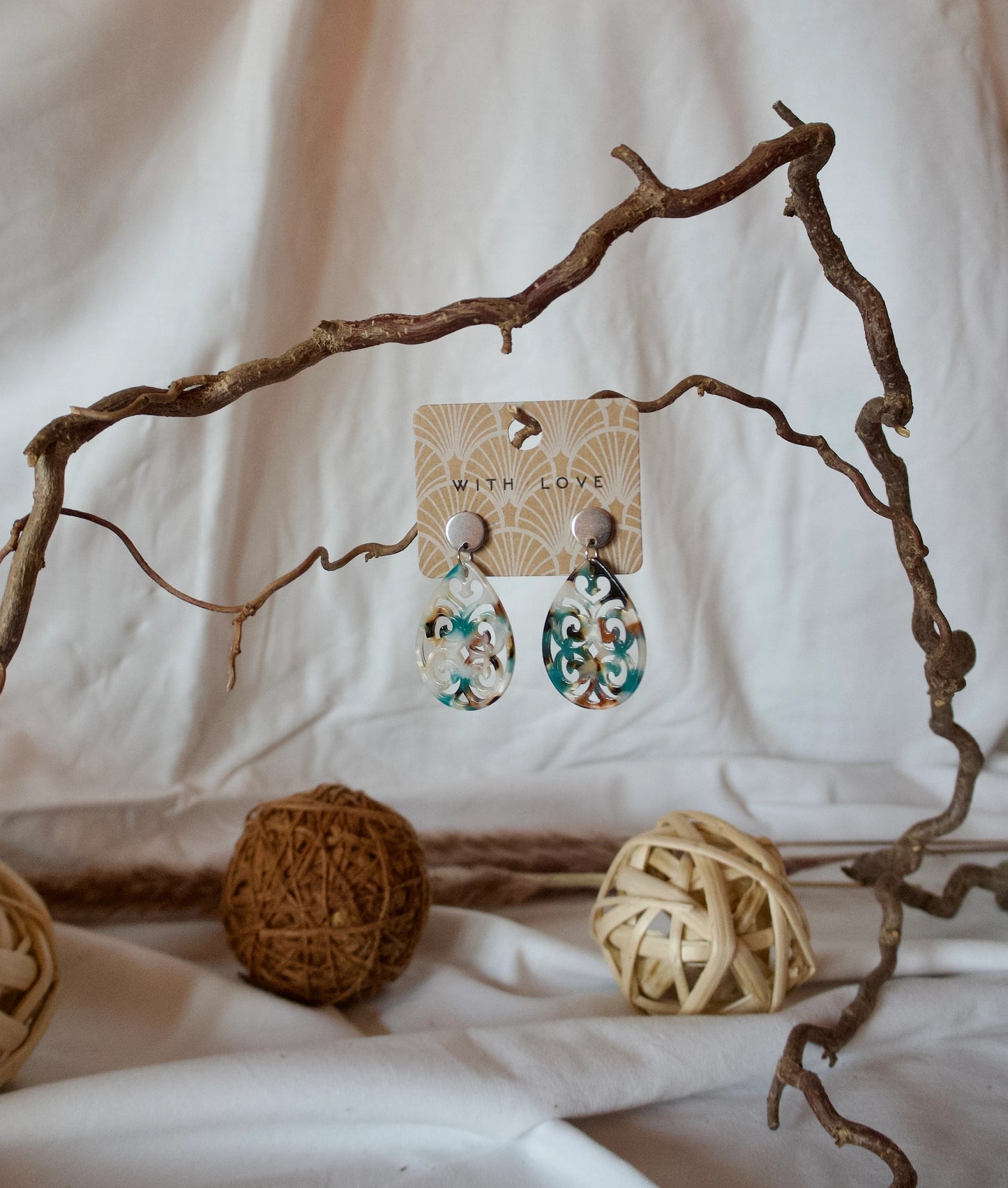 Ohrringe mit Resin-Ornament Tropfen türkis/braun gemustert