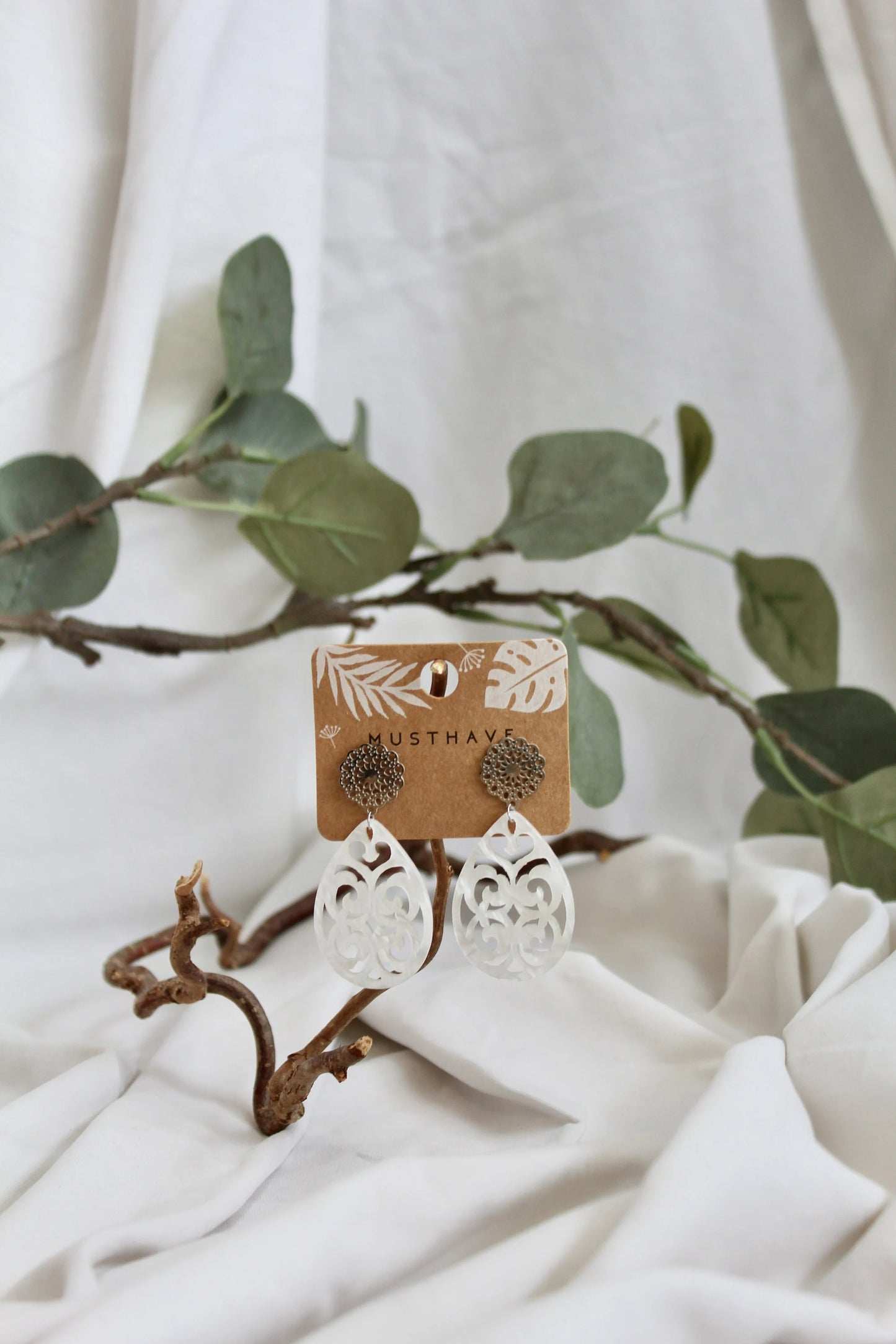 Ohrringe mit Resin-Ornament Tropfen in weiß