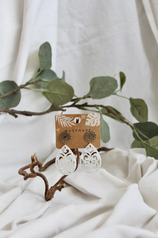 Ohrringe mit Resin-Ornament Tropfen in weiß