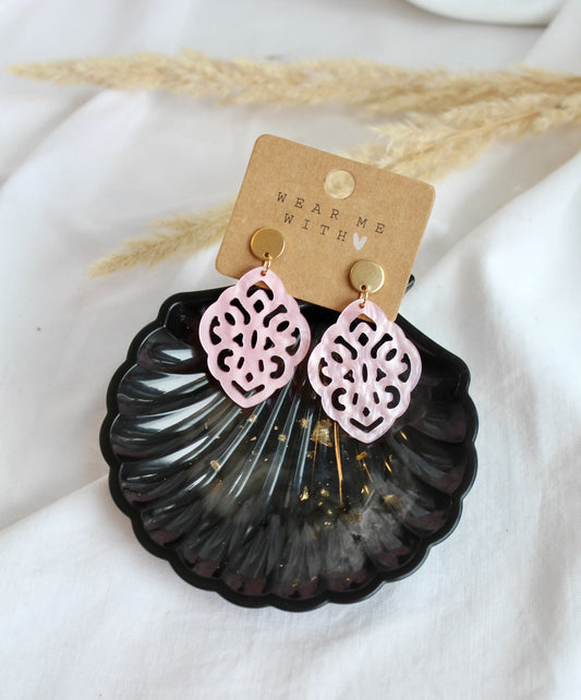 Ohrringe mit Resin-Ornament Raute in rosa