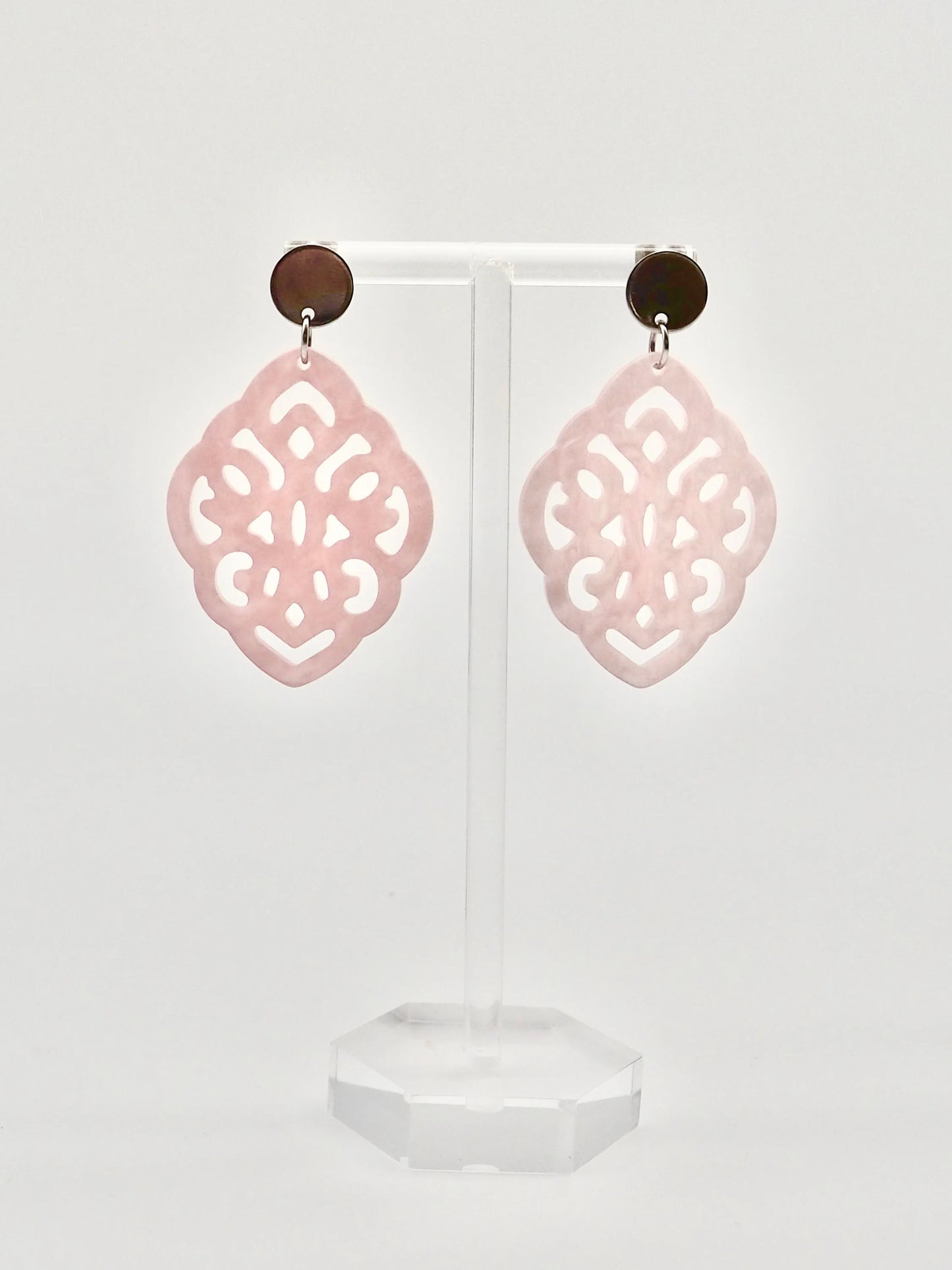 Ohrringe mit Resin-Ornament Raute in rosa