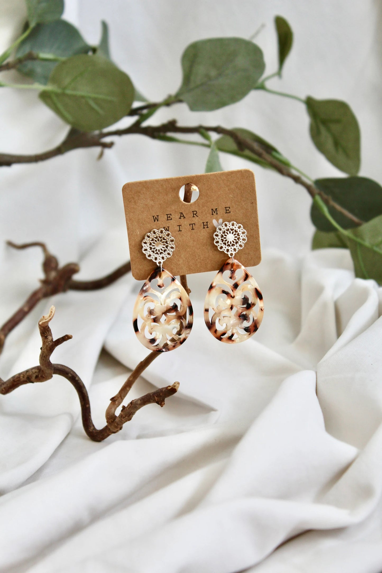 Ohrringe mit Resin-Ornament Tropfen in braun-beige gemustert