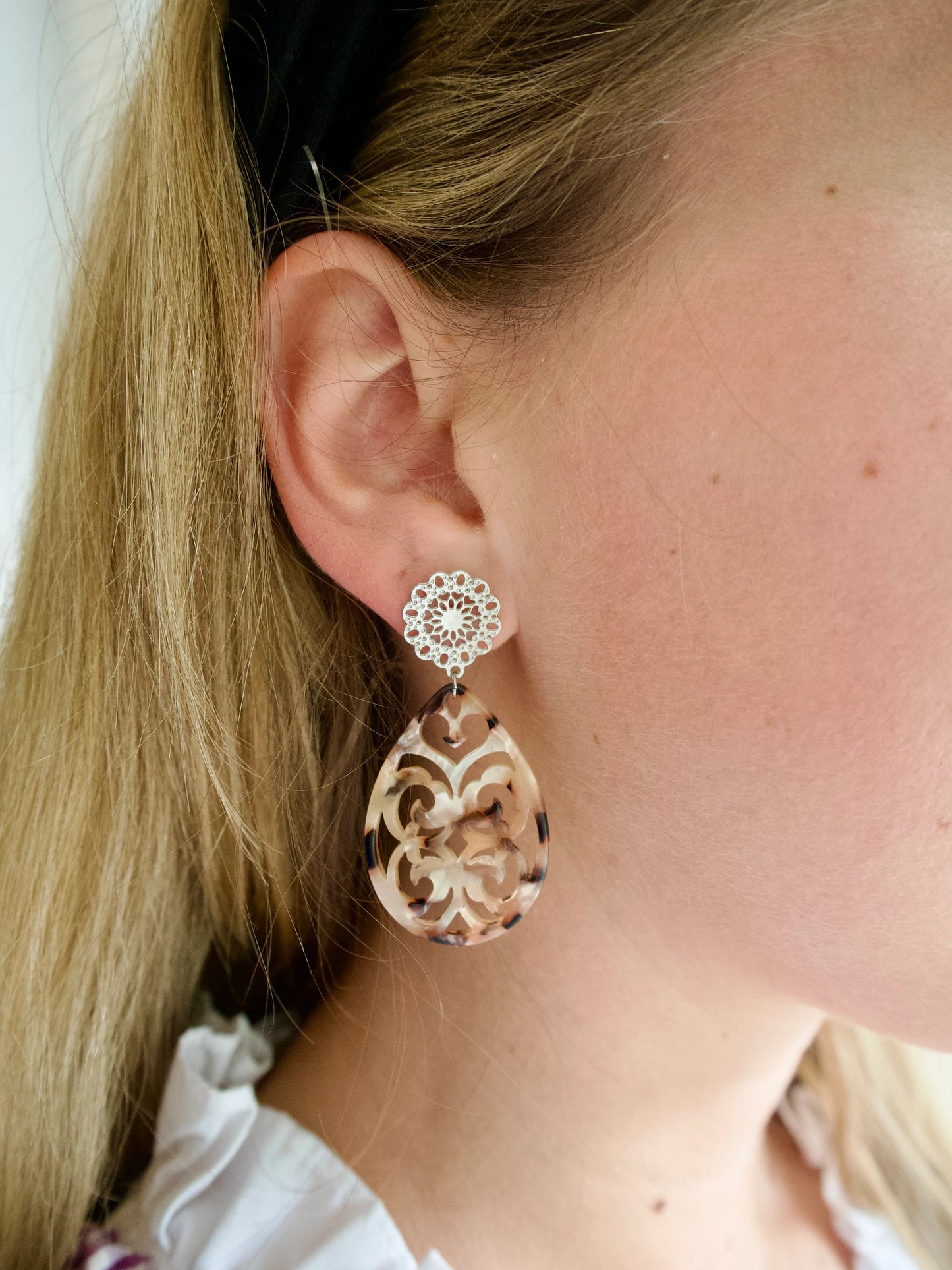 Ohrringe mit Resin-Ornament Tropfen in braun-beige gemustert